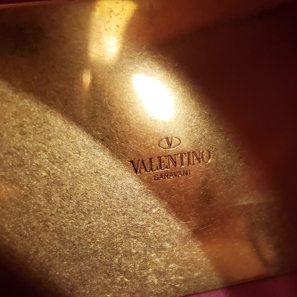 Valentino Garavani Bucket Bag with Rockstud Wallet - Picture 5 of 16